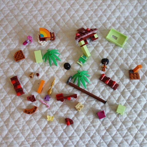 LEGO Disney: Encanto The Madrigal House Building Set - Picture 5 of 5